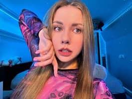 Experience nude chat with beautiful American cam webcam girl like -VikkiL0vesCheese-.