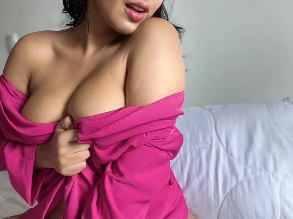 Join girl big ass big tits BlackCat__'s private show to see her massive ass and tits live.