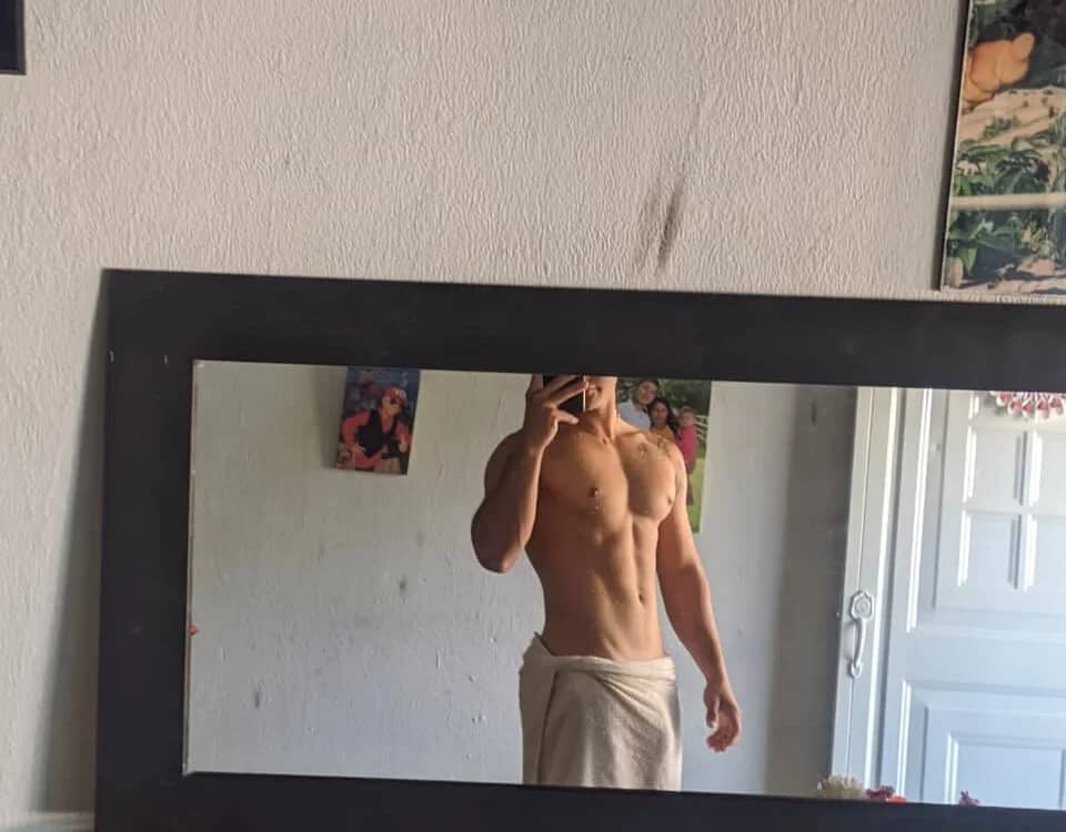 Horny_nick19 enjoys nude chat offers exciting private show opportunities for cam guys.