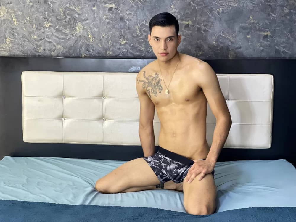 Engage in a lively nude chat featuring Voyeurism_guyss, a sexy guy.