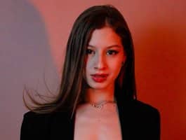 Witness sensual Latin cam girl IsabellaMoretti salsa dance to fiery rhythms