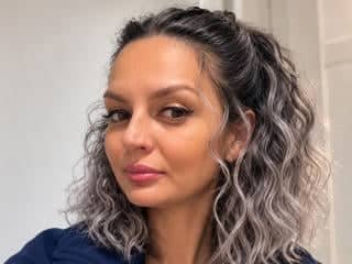 Hot cam girls with DouceAmelia.