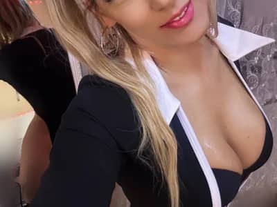 Hungarian girl LaraLuxx flaunts traditional beauty live