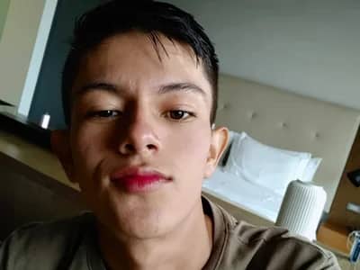 See guy bottom fem_danny7's glutes in action on this male cam butt focus stream.