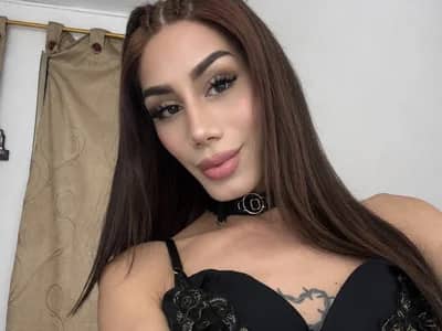 internet_g1rlsxx enjoys trans models fun in wet and messy cum play live on cam.
