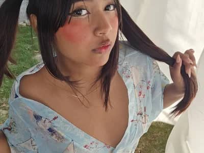 Pretty_karol enjoys nude chat.