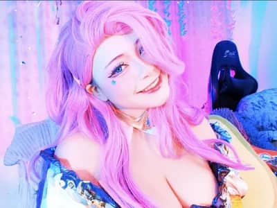 Girl seraphine23 baring camel toe on intimate cam now