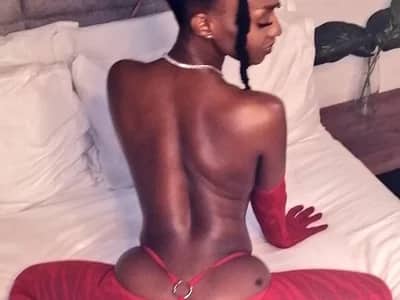 Join stunning South African cam girl chocolatehotwife for intimate chat