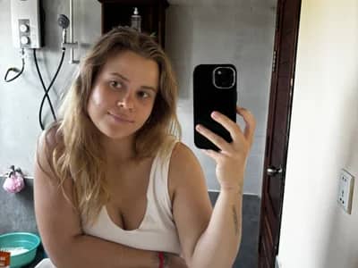 Watch Stellafotzbella, a German babe, perform intimate show.