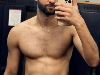 Meet Canadian guy Toronto325 on his live webcam