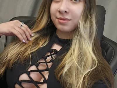Join queer cam girl 'KarryBerey' as she celebrates her uniqueness live
