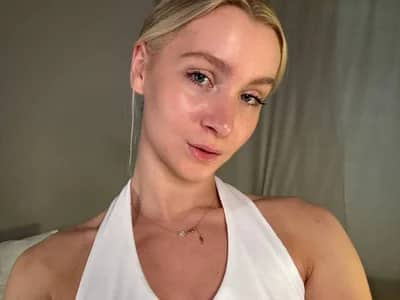 Join girl Club for exclusive cam access of LunaVelvetti's private show