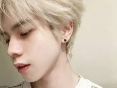 See guy AOA-KOI02 broadcasting emo-themed cam shows now on his webcam