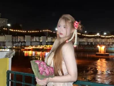 hellosalmon enjoys girls enjoy new middle priced privates, exploring affordable cam options.