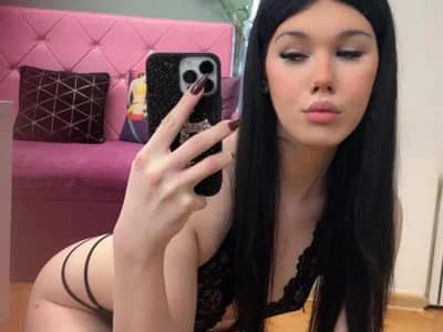 Join trans model's cam, hear Italian accent LovelyMell