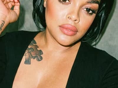 Join colorful milf girl colorful milfs Iam-Sharifa in playful webcam chat