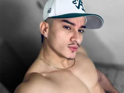 Join guy SantiagoXoXo flexing live, show off impressive physique on cam