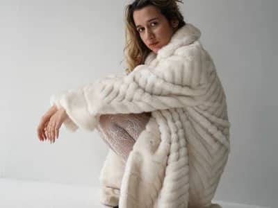 Pregnant cam girl MaryBennetts reveals baby bump live