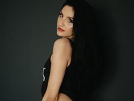 Watch French cam girl roxaneeose show off her appeal in an intimate private session.