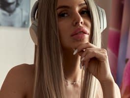 Masturbate cam models - join girl masturbation Foxymoxy19's solo act.
