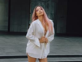 Fiery rhythm performances by girl latin Carola-Sallow, master of Bachata dance