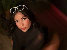 Watch girl fingering MarianaaSantos diddle her pussy live right now