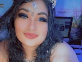 Watch girl bbw DUMBHOEMELANIE's intimate solo show, celebrating her bountiful curves.