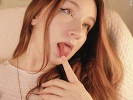 Watch girls reach climax on cumshot-focused cam shows with AlytheAmore.