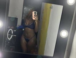 Watch girl in stunning HD detail on intimate cams Amara-Rose1