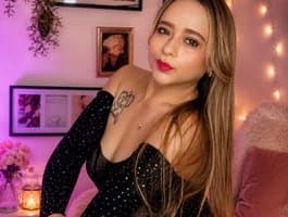 See Aussie girl australian MeliissaAdams go live and reveal her charm.