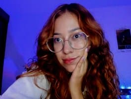 Bubblebutt girl Flaunting huge cheeks, clapping and jiggling on cam. Gigimoon