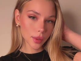 See SakuPandora, a Dutch babe, masturbating alone on webcam.