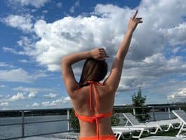 Connect with girl Anni-gold to check out her roots and Marathi heritage live