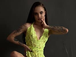 Black-Dollar, the daring bdsm young girl, awaits you for great chats.