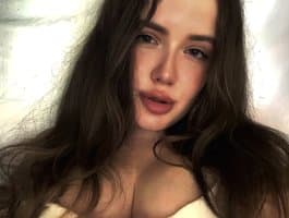 Watch charming Pinay cam girl Lumiaa perform now