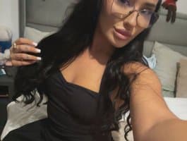Watch girl KimRece, a stunning white beauty, as she entertains alone on cam