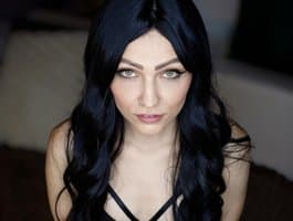 Hungarian girl EmyMooon flaunts traditional beauty live