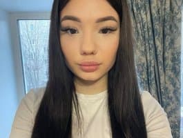 Valparaíso cam girl chilean KhadijahStippich live showing off her beauty and wit online.