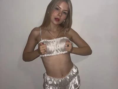 Meet petite Ukraine cam girl ukrainian petite RossyMood, natural charms on display