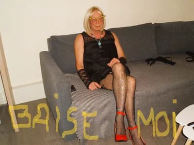 Guy can enjoy private French cam sessions with sexy model Helinetrav