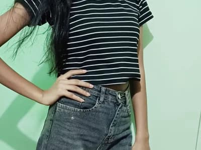 See Indian beauty girl Skinnybaddie strip and tease in her webcam debut.