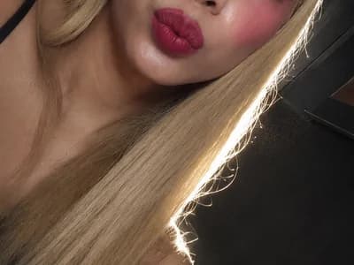 Chat with beardy trans SabrinaVoss on her private, tastefully lit webcam.