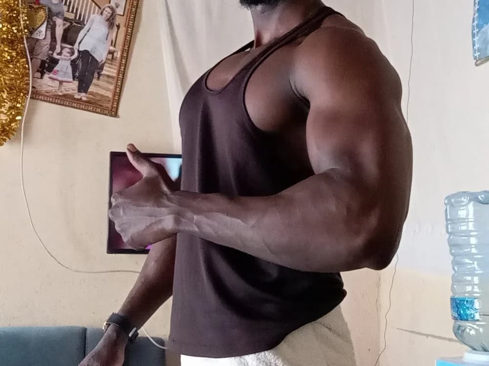 Guy Portuguese cam models performing live and uncut blakironrod