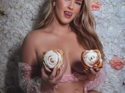 CharleighBaker is your private show girl for sensual anal masturbation fun.