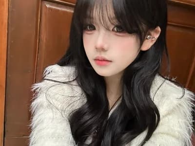 Chinese intimacy online: Observe couple HG001 and girlfriend's affectionate gestures and playful touches on cam