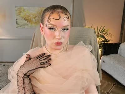 Bear witness to her flashing techniques in a live trans stripping act. Jes_Solar