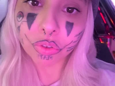 Join queer cam girl 'YoungDaddysGirlPOV' as she celebrates her uniqueness live