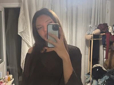Foot jobs by trans models like foot fetish transkralicee - join her intimate sessions now.