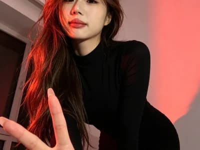 baobao-3344 enjoys watch girls flaunt her stunning new black hair on cam.