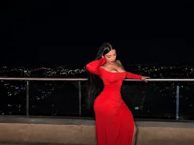 Girl Watch her shimmy into those low-rise jeans, cam exclusive karolvegaa
